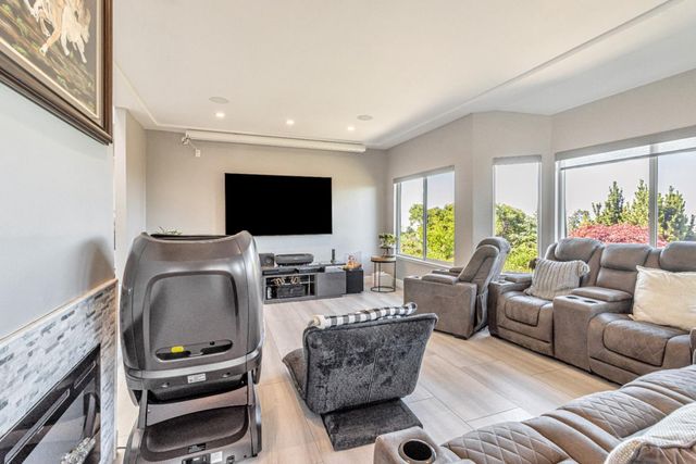 11550 Skyline Boulevard, Oakland, CA 94619