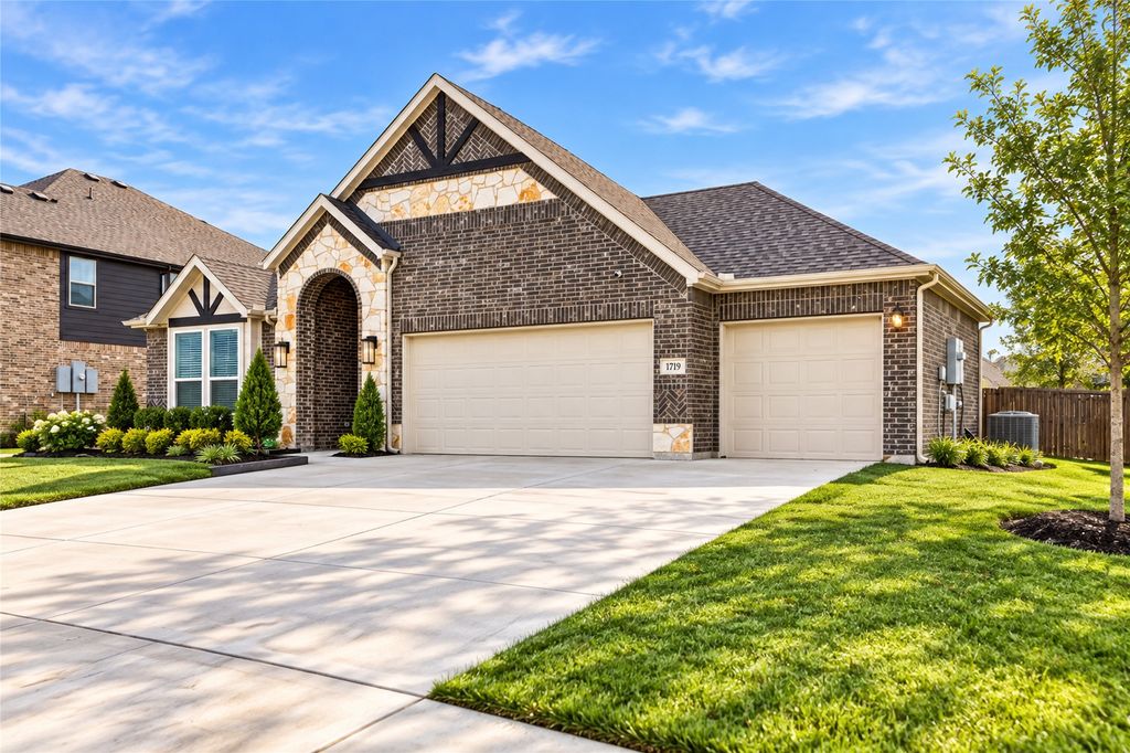 1719 Newport Lane, Cedar Hill, TX 75104 — exterior
