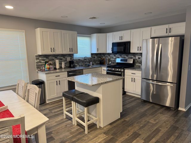 1 Ashcroft Lane, Toms River, NJ 08757