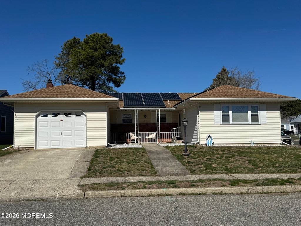 1 Ashcroft Lane, Toms River, NJ 08757