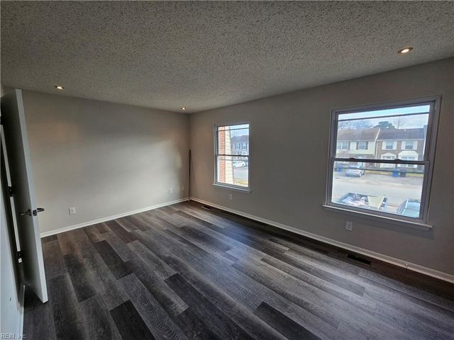 1026 Smoke Tree LN, Virginia Beach, VA 23452