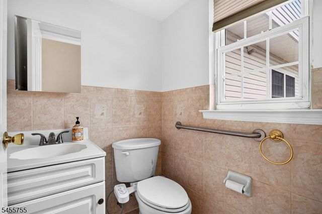 296 Remsen Ave, Woodbridge Twp., NJ 07001