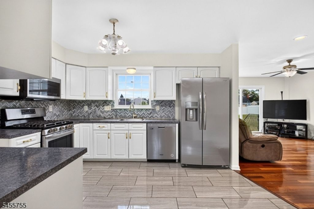 296 Remsen Ave, Woodbridge Twp., NJ 07001 — photo 3