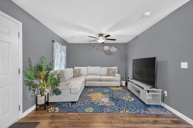 200 Renwick Dr, La Vergne, TN 37086