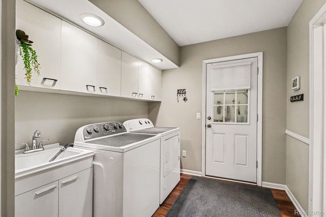 9100 Pine Knob Road, Independence Charter Township, MI 48348