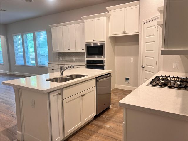165 Hidden Peak Dr, Montgomery, TX 77316