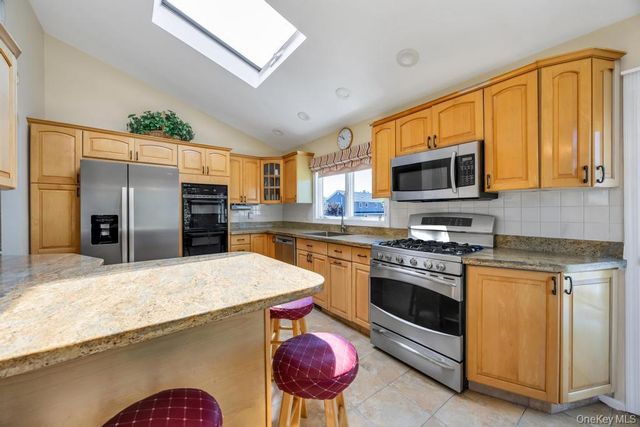 25 Laurel Place, Bethpage, NY 11714
