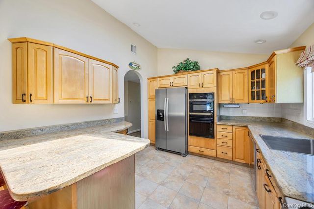 25 Laurel Place, Bethpage, NY 11714