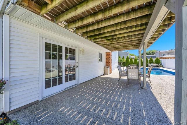 25 Laurel Place, Bethpage, NY 11714