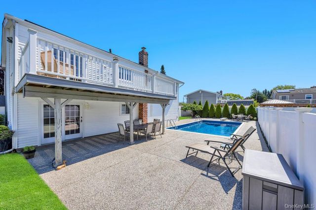 25 Laurel Place, Bethpage, NY 11714