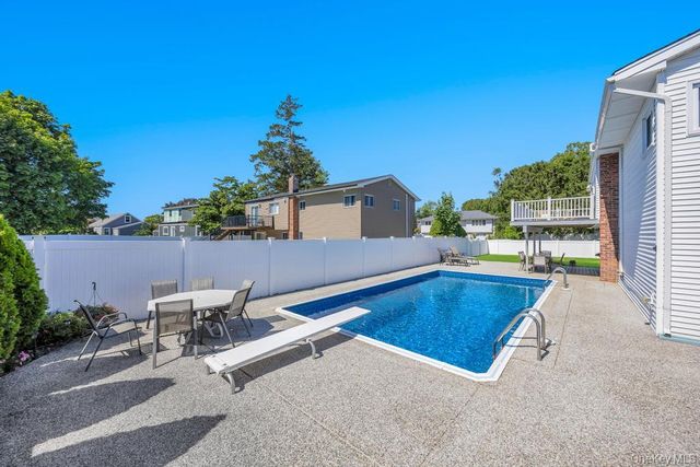 25 Laurel Place, Bethpage, NY 11714