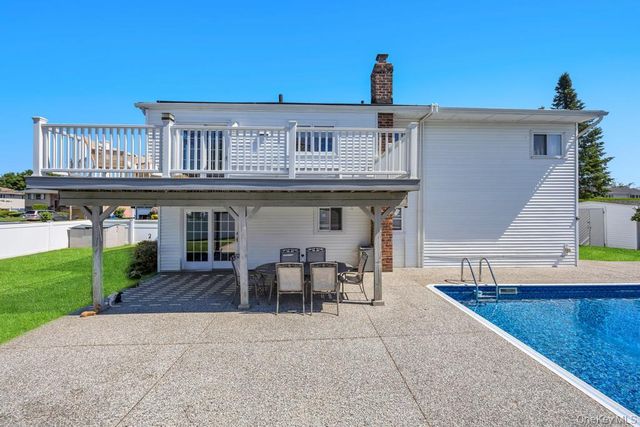 25 Laurel Place, Bethpage, NY 11714