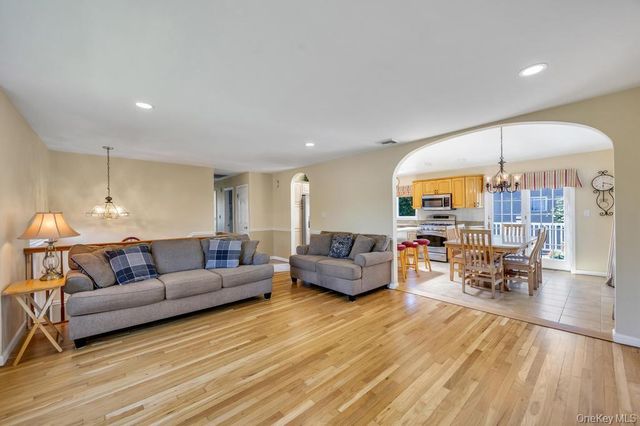 25 Laurel Place, Bethpage, NY 11714