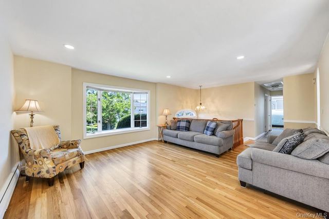 25 Laurel Place, Bethpage, NY 11714