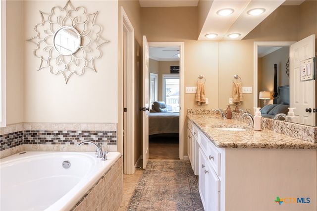 407 Woodway Drive, Victoria, TX 77904