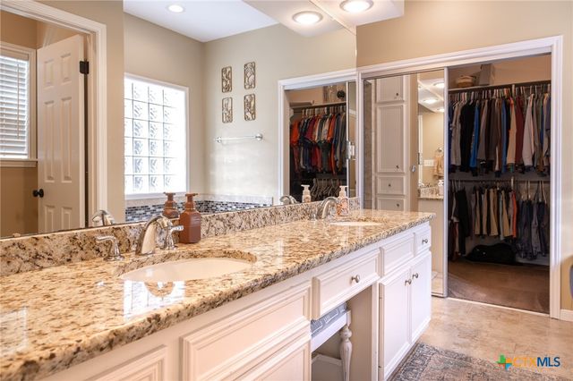 407 Woodway Drive, Victoria, TX 77904