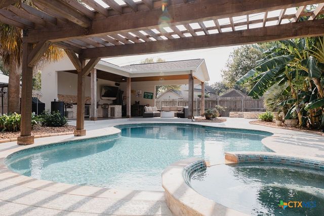 407 Woodway Drive, Victoria, TX 77904