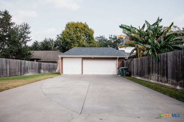 407 Woodway Drive, Victoria, TX 77904