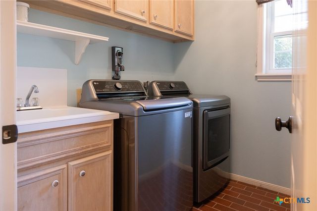 407 Woodway Drive, Victoria, TX 77904