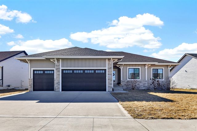 2804 Blooming Heights Drive, Norwalk, IA 50211