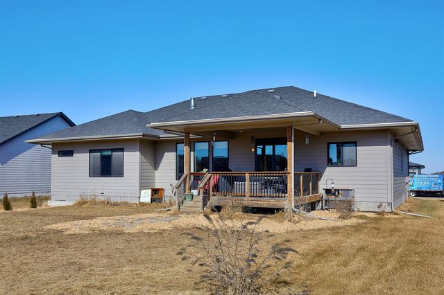 2804 Blooming Heights Drive, Norwalk, IA 50211