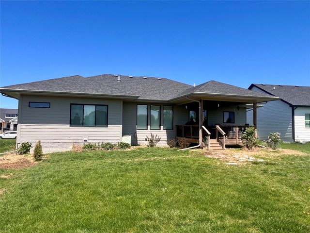 2804 Blooming Heights Drive, Norwalk, IA 50211