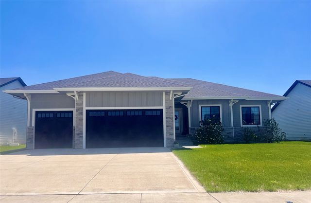2804 Blooming Heights Drive, Norwalk, IA 50211