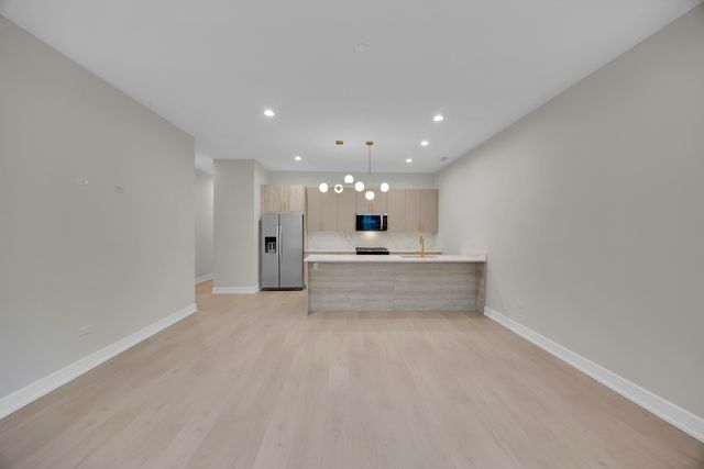 4629 S Michigan Avenue 3, Chicago, IL 60653