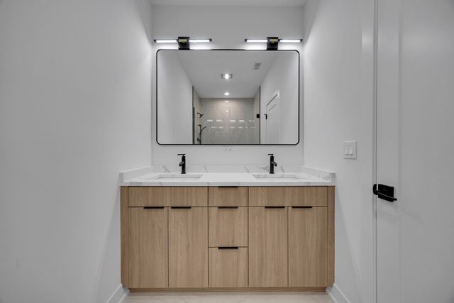 4629 S Michigan Avenue 3, Chicago, IL 60653