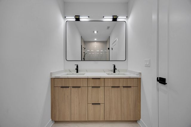 4629 S Michigan Avenue 3, Chicago, IL 60653