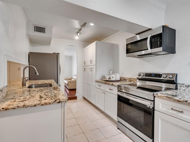 2121 Fountain View Drive H1, Houston, TX 77057