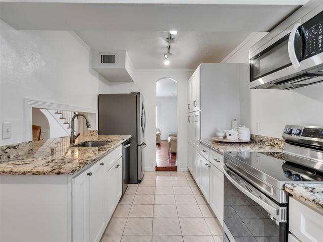 2121 Fountain View Drive H1, Houston, TX 77057