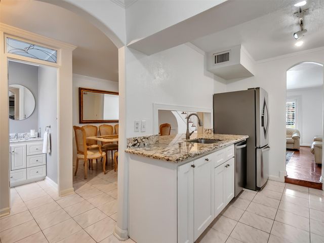 2121 Fountain View Drive H1, Houston, TX 77057