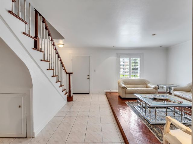 2121 Fountain View Drive H1, Houston, TX 77057