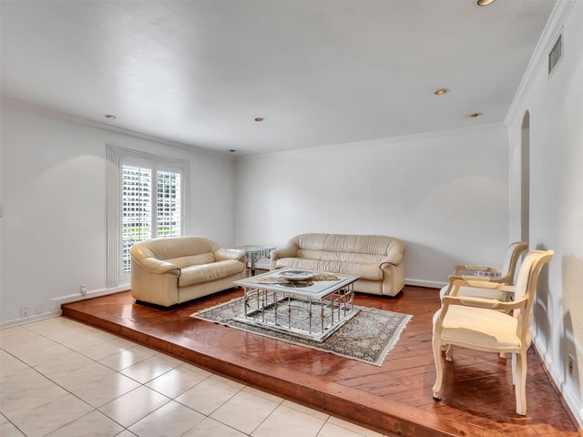 2121 Fountain View Drive H1, Houston, TX 77057