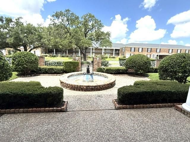 2121 Fountain View Drive H1, Houston, TX 77057