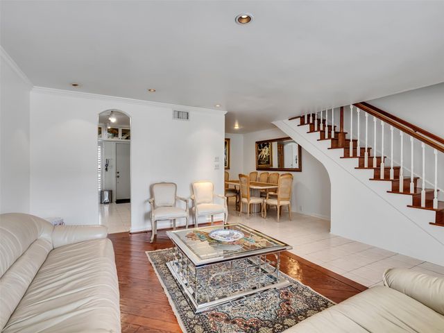 2121 Fountain View Drive H1, Houston, TX 77057