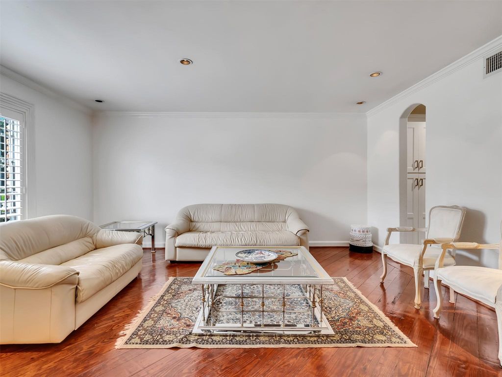 2121 Fountain View Drive H1, Houston, TX 77057