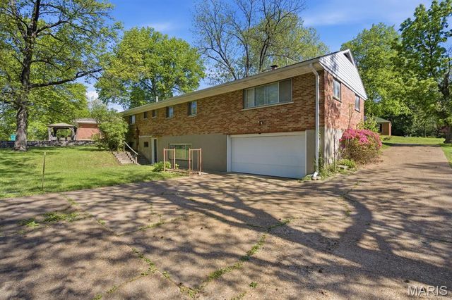 46 Green Acres Road, St Louis, MO 63137