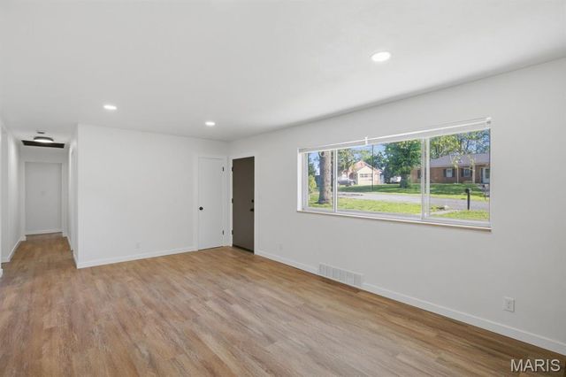 46 Green Acres Road, St Louis, MO 63137