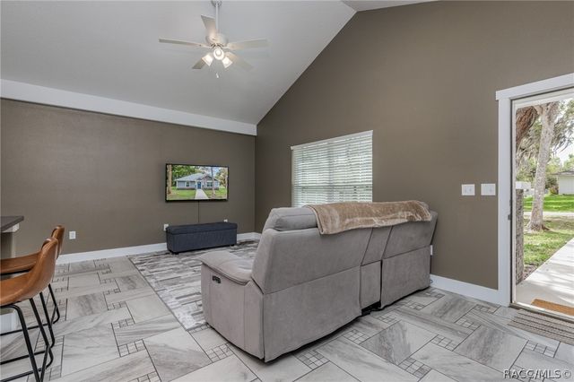 8687 E Jefferson Street, Floral City, FL 34436