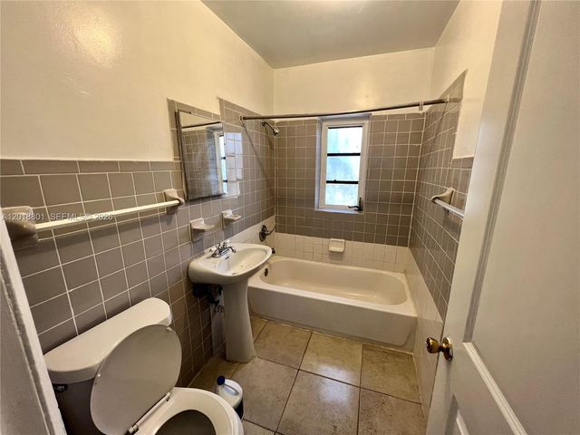 1801 NW 88th St 0, Miami, FL 33147