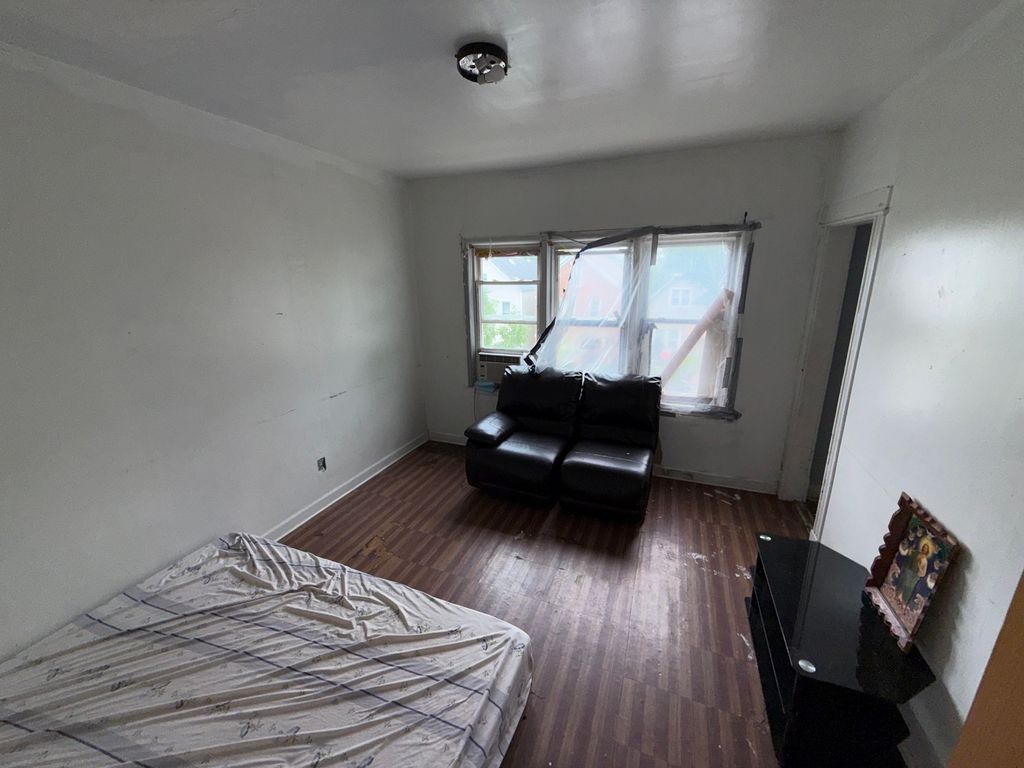 Image 3 of property listing at 4815 S WINCHESTER Avenue, Chicago, IL 60609