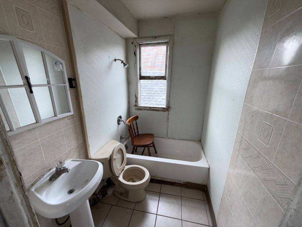 Image 4 of property listing at 4815 S WINCHESTER Avenue, Chicago, IL 60609
