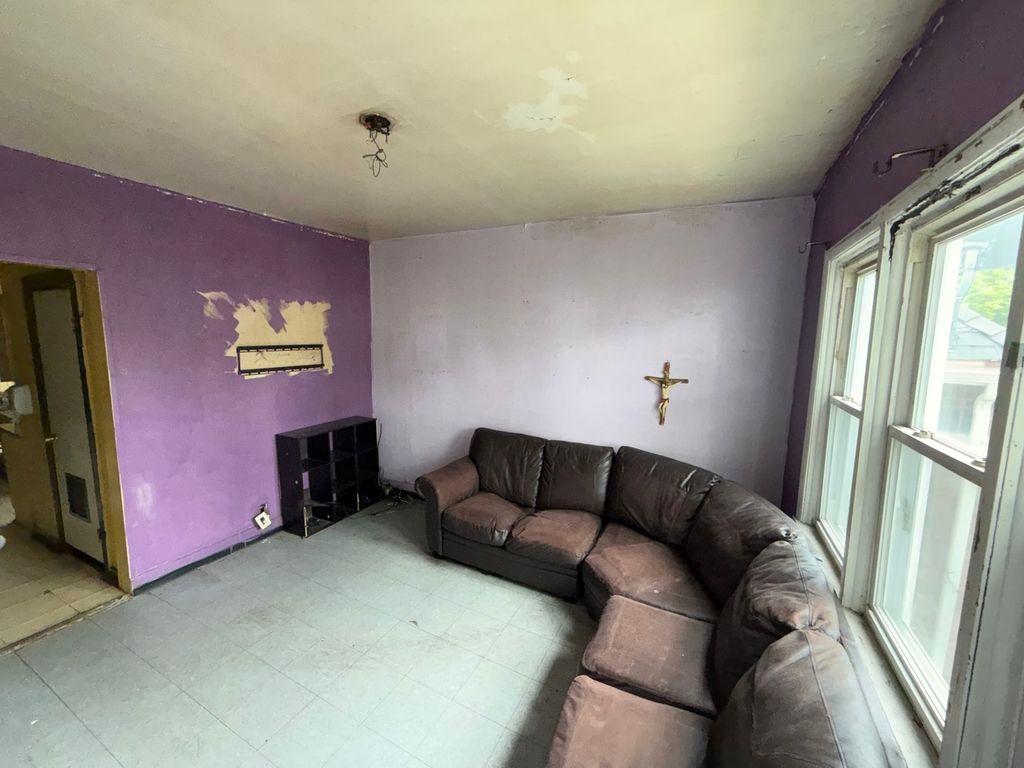 Image 5 of property listing at 4815 S WINCHESTER Avenue, Chicago, IL 60609
