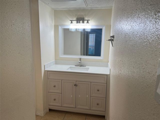 10110 Westview Drive 2904, Houston, TX 77043