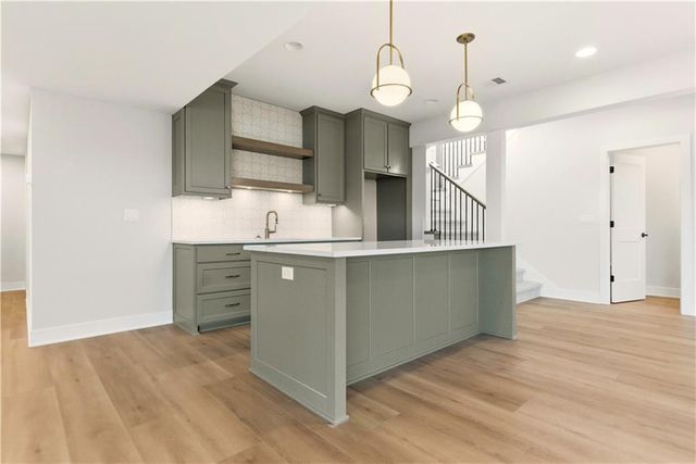 1817 NE Lashbrook Circle, Lee's Summit, MO 64086