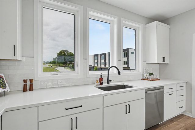 2712 Fleur Drive, Des Moines, IA 50321