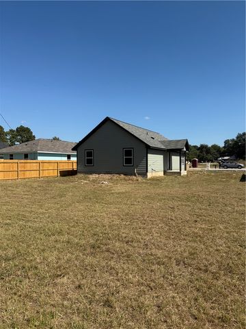 1706 Pine Street, Hearne, TX 77859