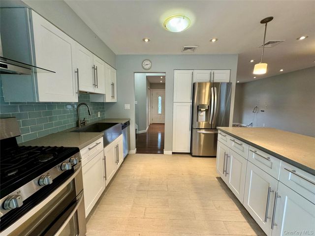 68 Jamaica Avenue, Plainview, NY 11803